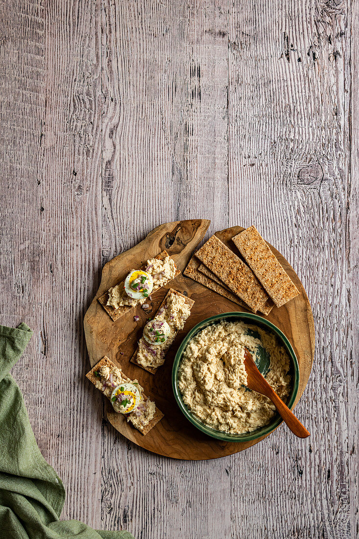 Südafrikanische geräucherte Snoek Pate serviert mit Knäckebrot und gekochtem Ei