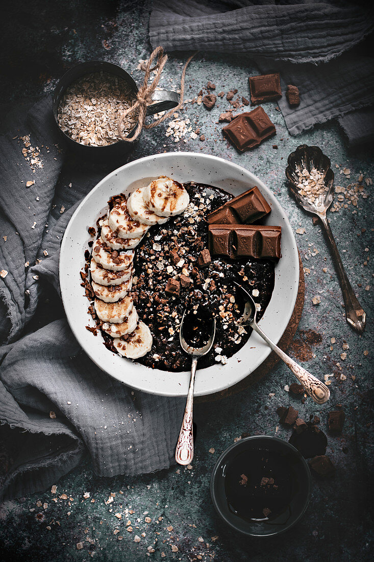 Healthy oat porridge with chocolate