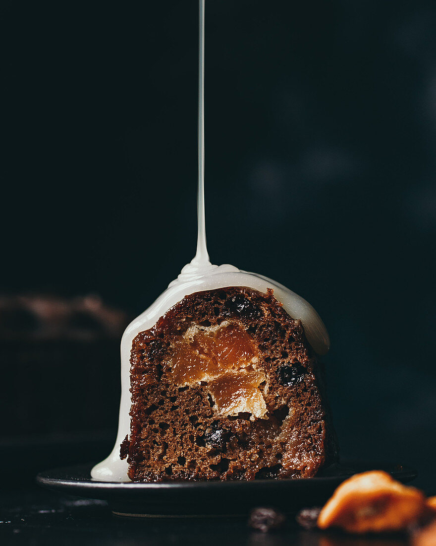 Malva Pudding aus weißer Schokolade mit Trockenfrüchten