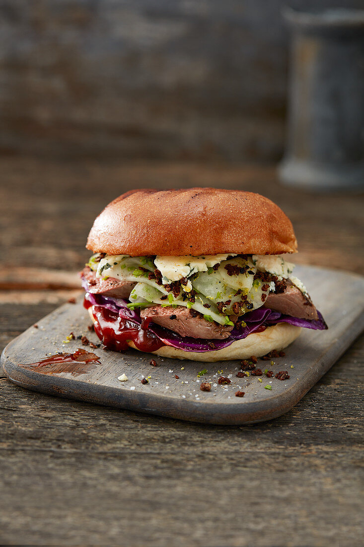 Burger with roasted venison fillet, kohlrabi and pumpernickel crunch