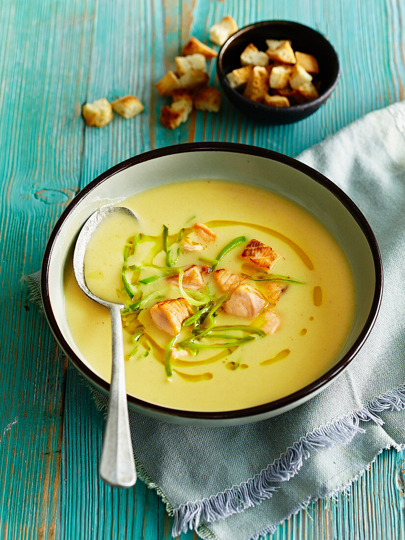Cream soup with salmon and croutons