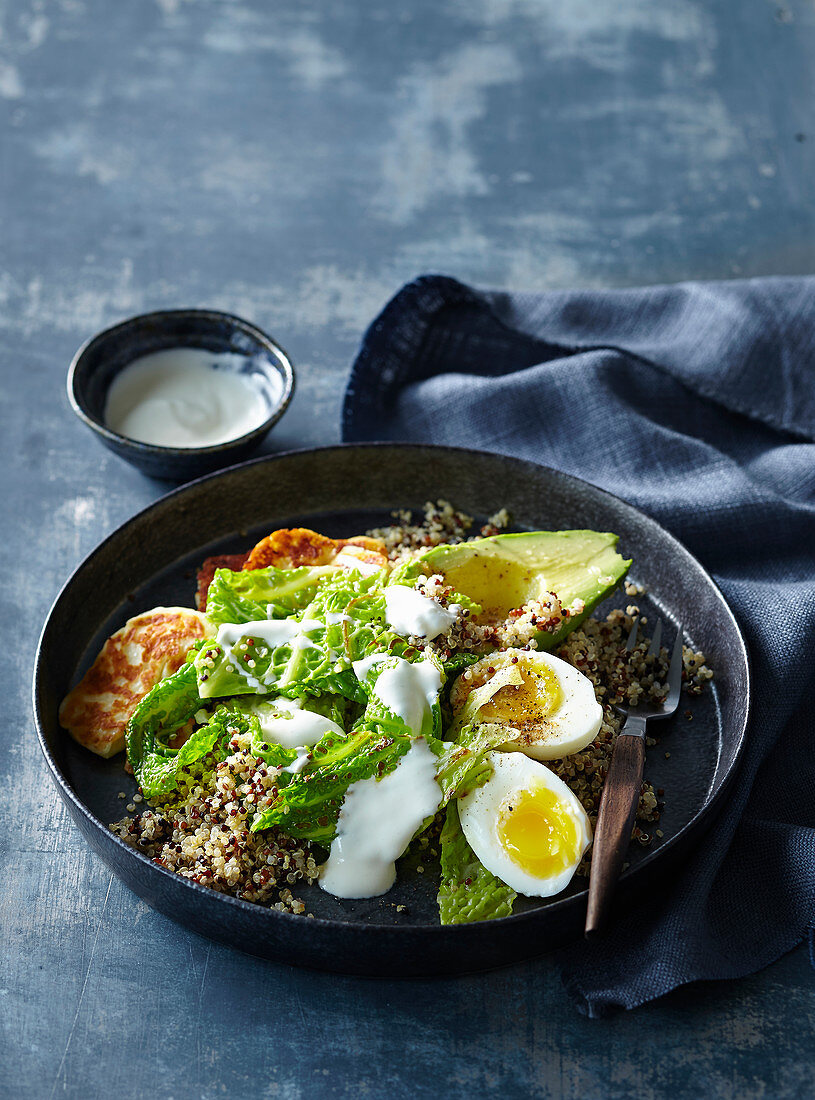 Cremige Quinoa mit Halloumi-Käse, Avocado und Ei