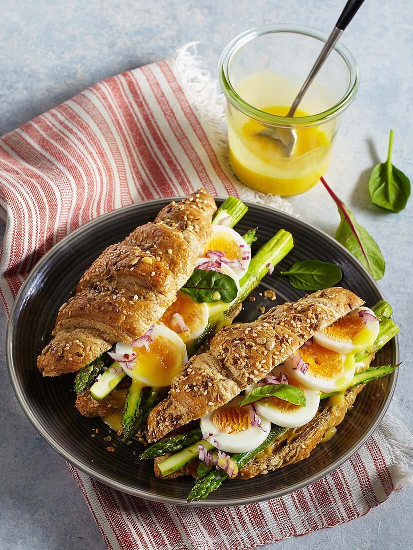 Wholemeal croissant with asparagus, egg and sauce hollandaise