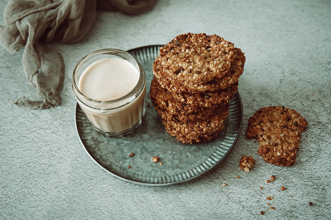 Muesli biscuits with almond drink