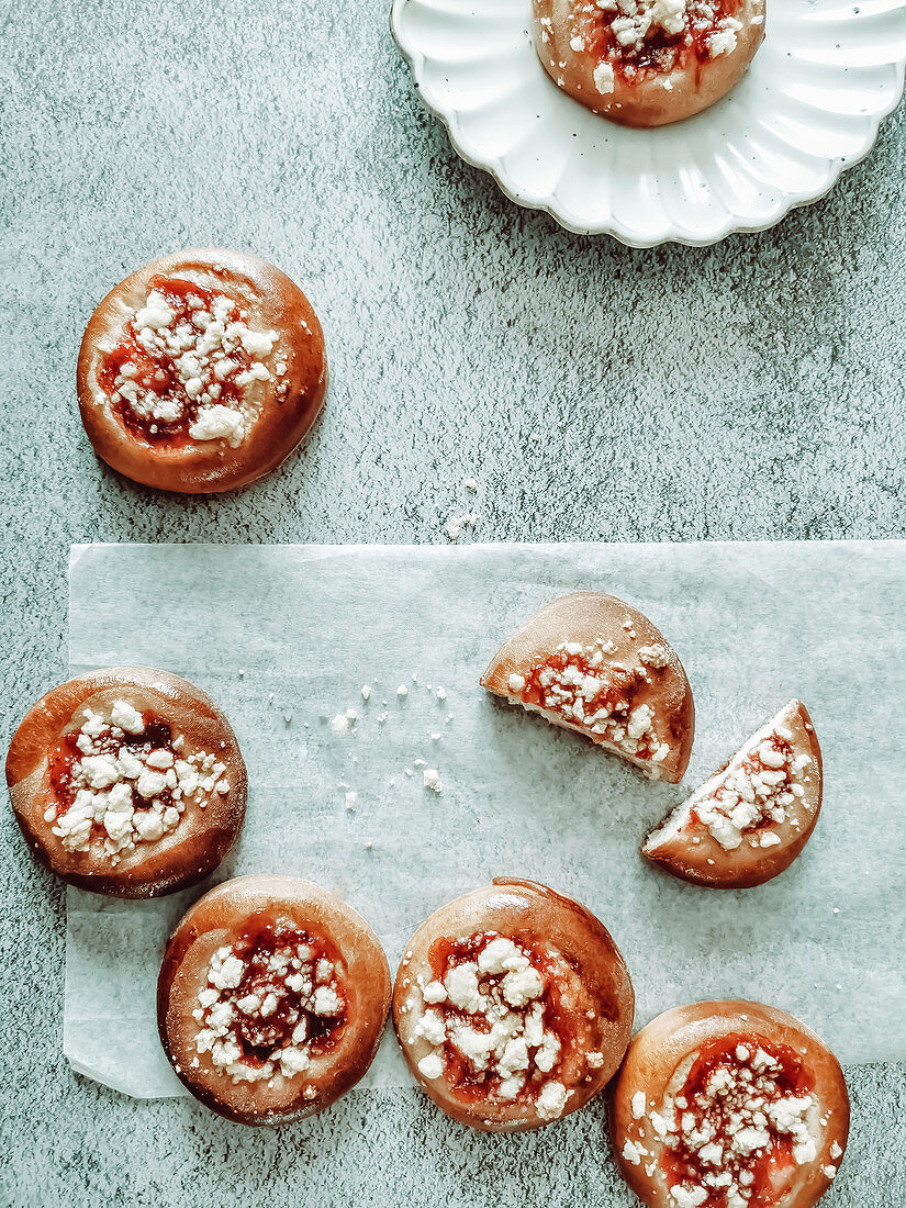 Mini-Brioche mit Erdbeermarmelade und Streuseln