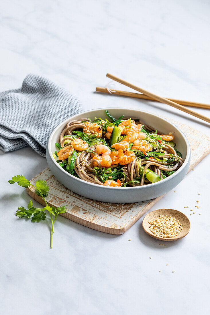 Seaweed and soba noodle salad with shrimp