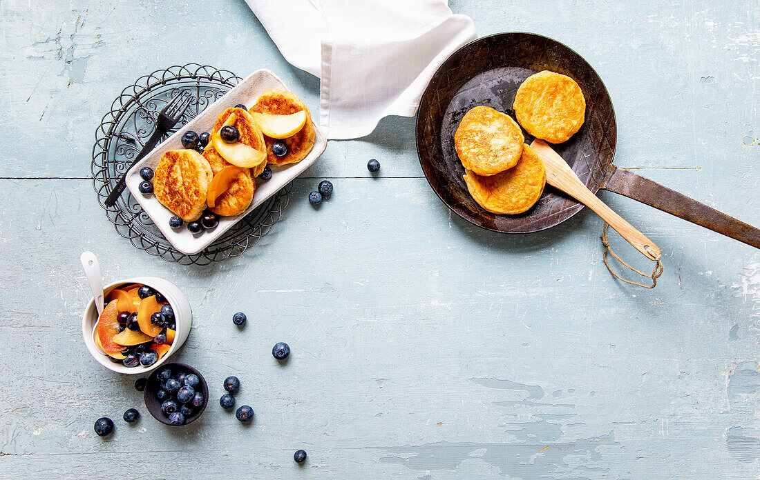 Quarkkeulchen (Potato and cheese dumplings) with apple-blueberry compote
