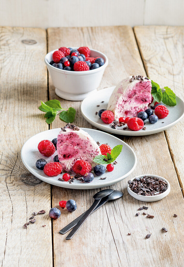 Beeren-Honig-Parfait mit Joghurt