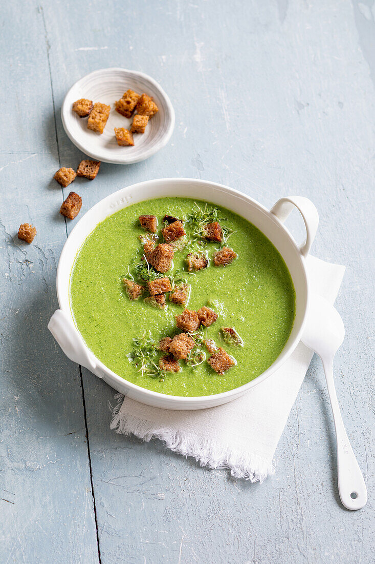 Green gazpacho with croutons