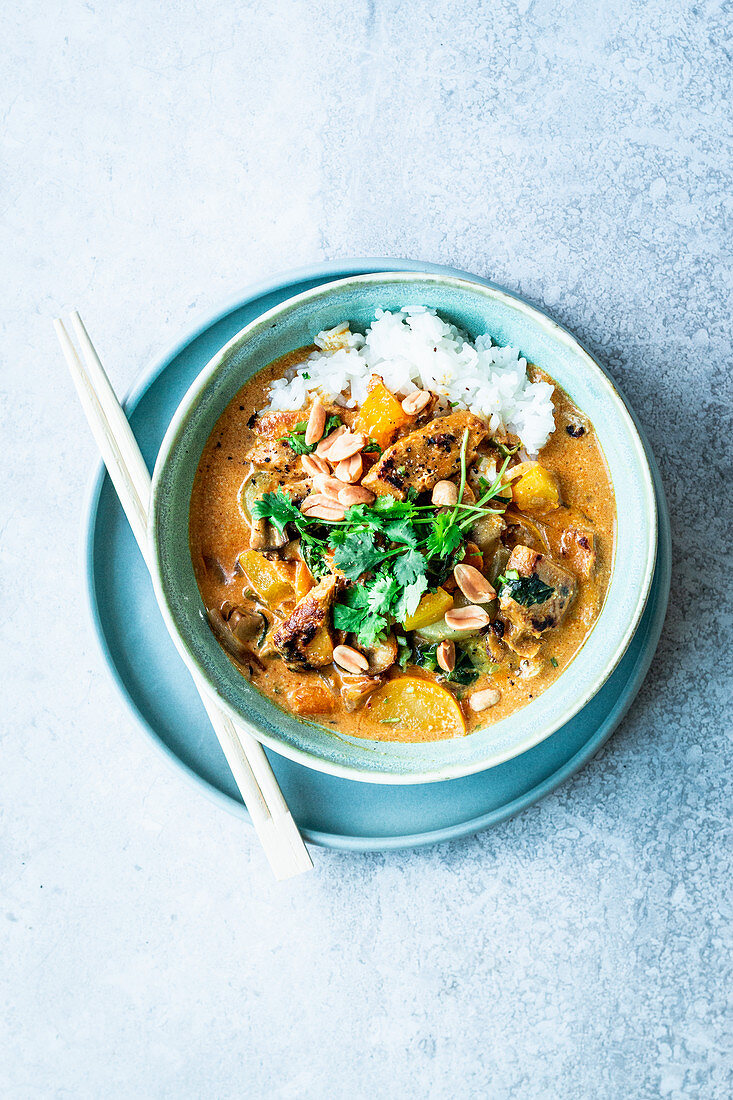 Yellow Thai chicken curry with coconut milk