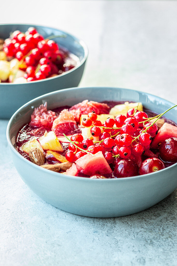 Smoothie-Bowl mit Johannisbeeren