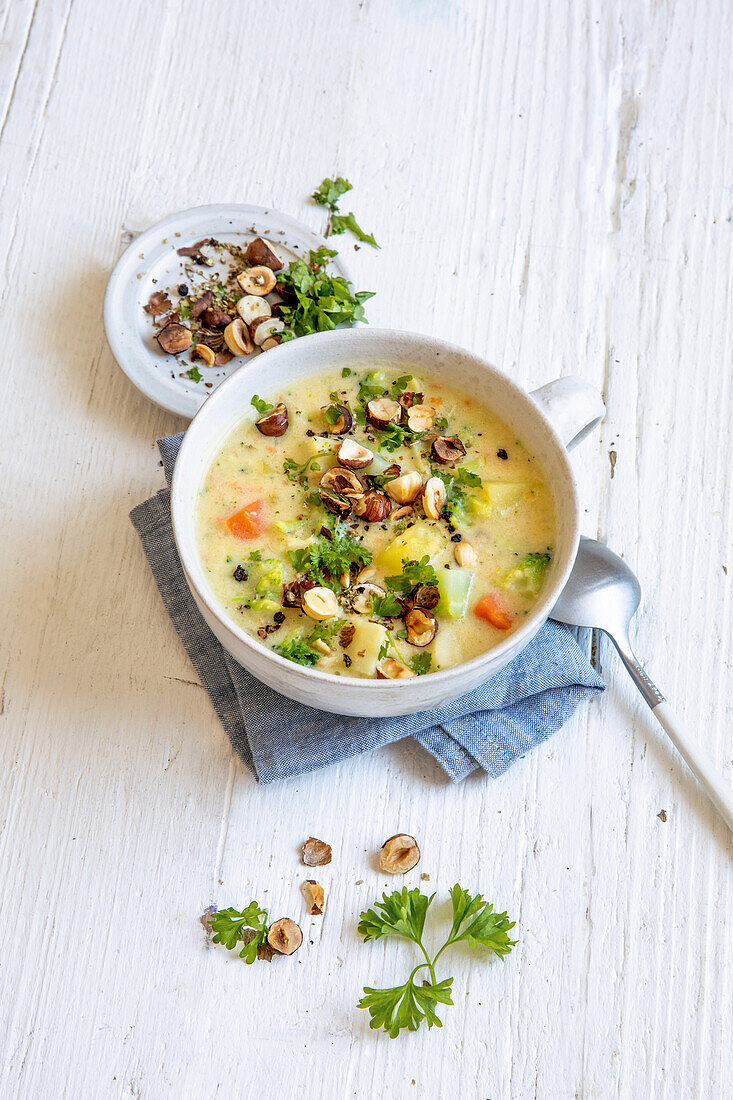 Vegane Gemüse-Kartoffel-Suppe mit Nuss-Topping