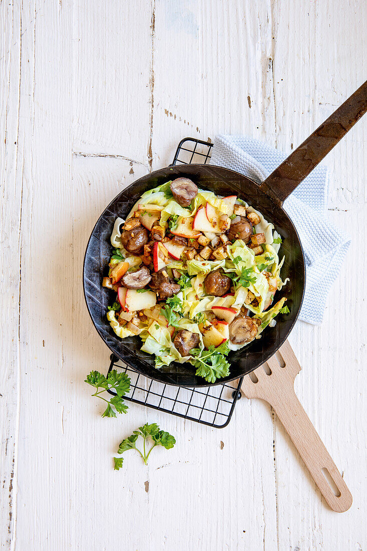 Pointed cabbage pan with tofu, apples and sweet chestnuts