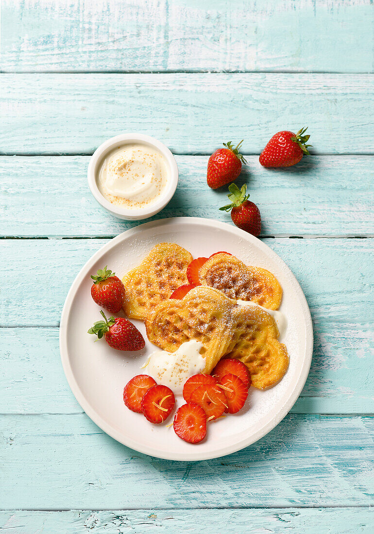 Vanilla yoghurt waffles with strawberries