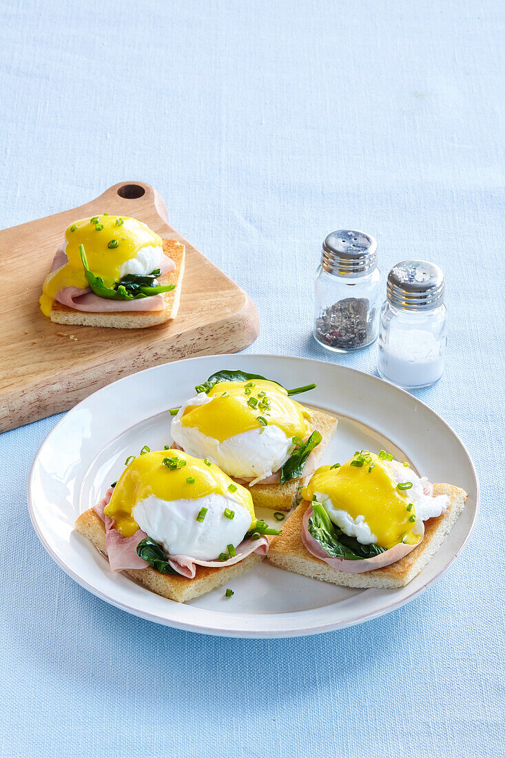 Eggs Benedict with Hollandaise sauce