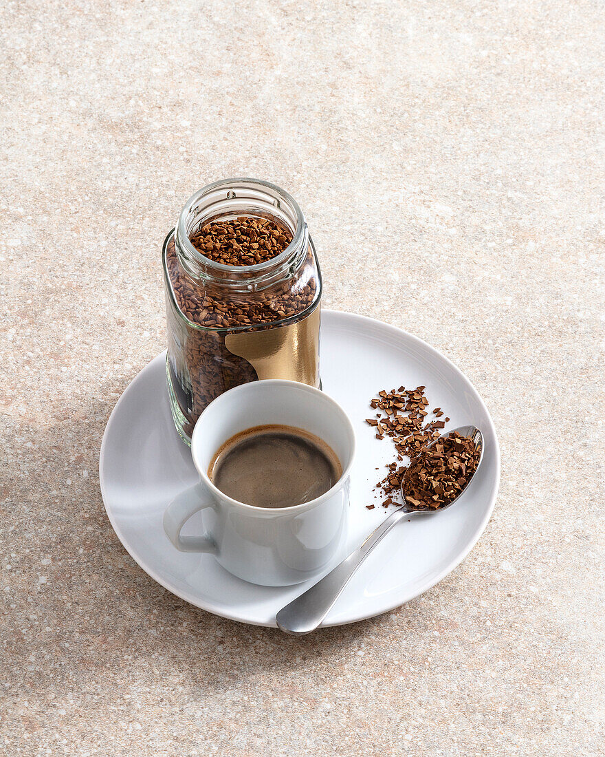 Löslicher Kaffee in Tasse, Glas und auf Löffel