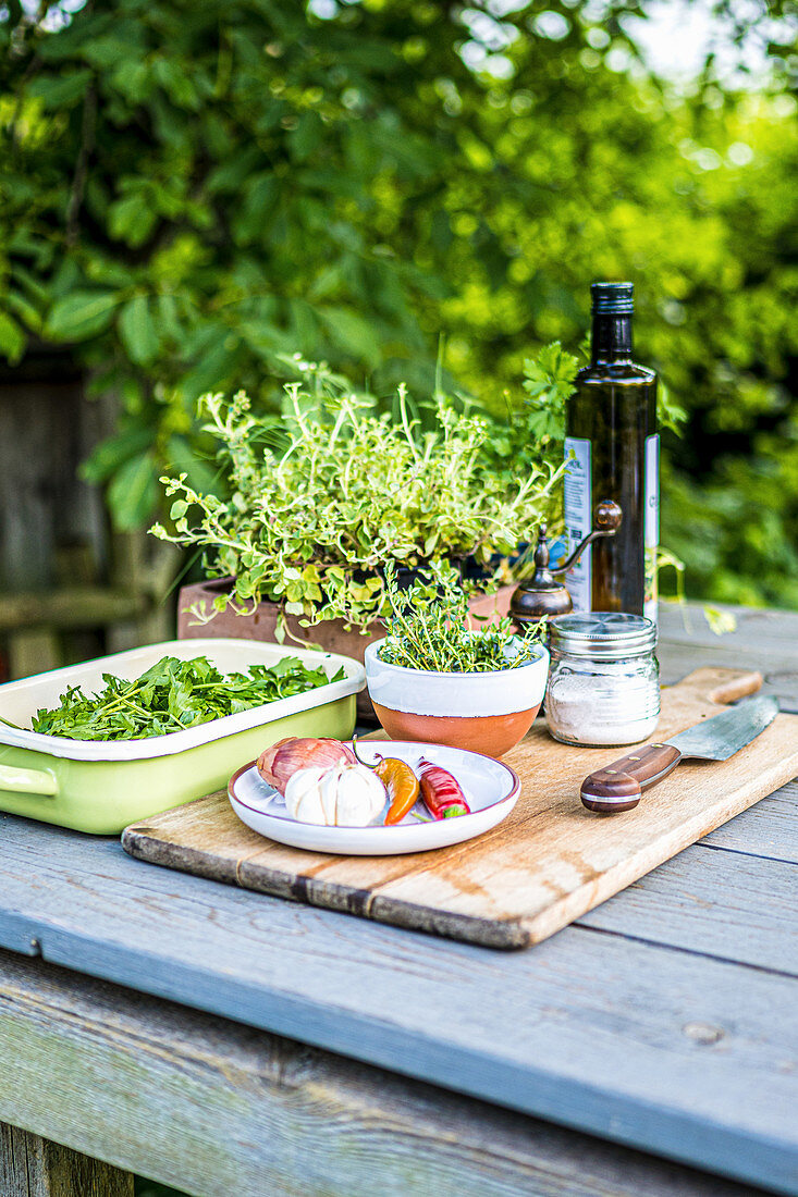 Zutaten für Chimichurri auf Tisch im Freien