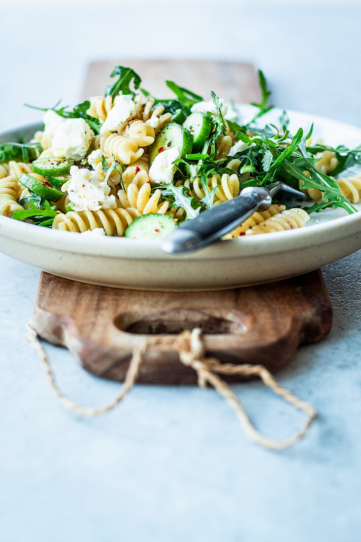 Nudelsalat mit Honig-Senf-Dressing und Feta