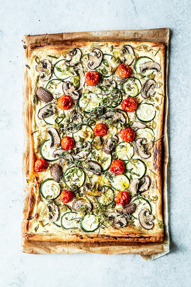 Blätterteig-Pizza mit Sommergemüse