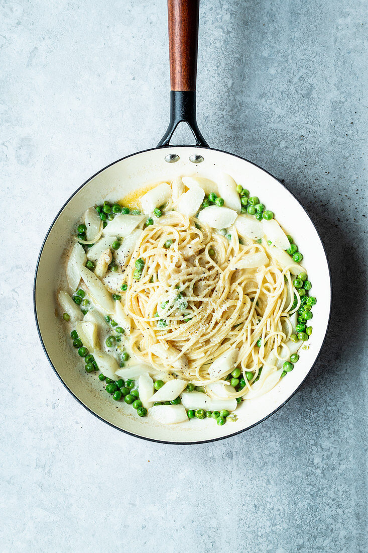 Pasta with white asparagus and peas