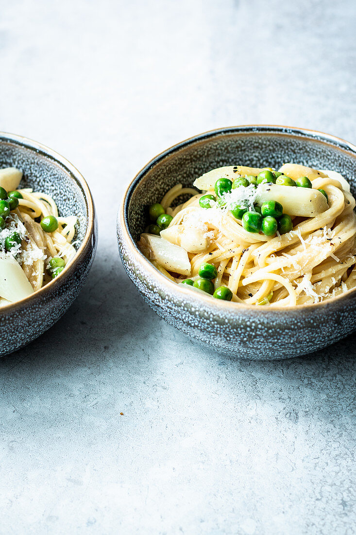 Pasta mit weißem Spargel und Erbsen