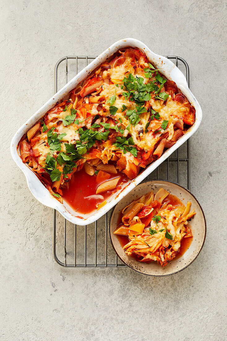 Vegetable pasta gratin with chicken