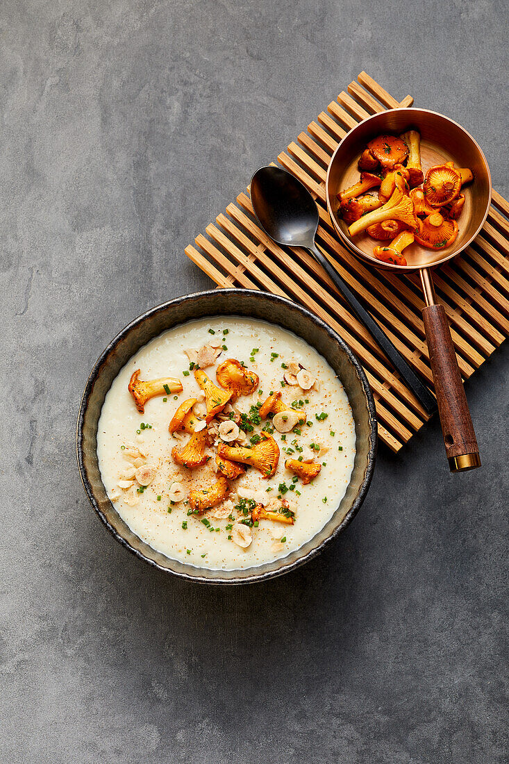 Jerusalem artichoke cream soup with mushroom topping