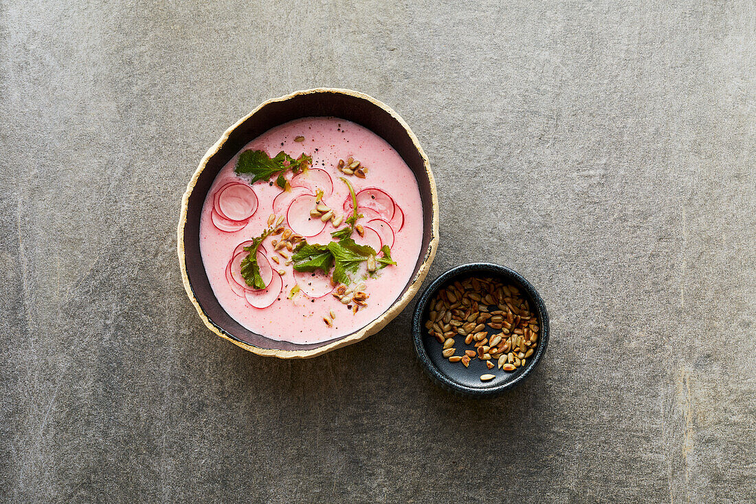 Kalte Ayran-Suppe mit Radieschen