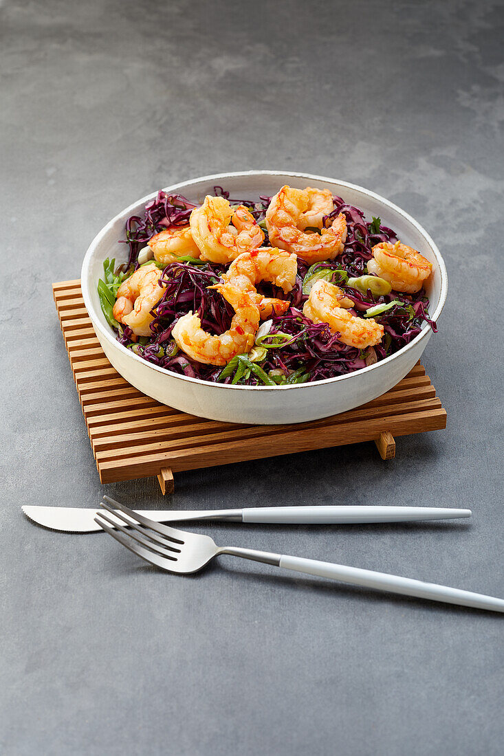 Red cabbage salad with prawns