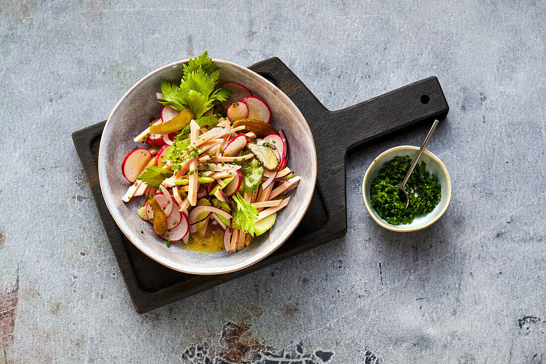 Crispy poultry salad with celery and radishes