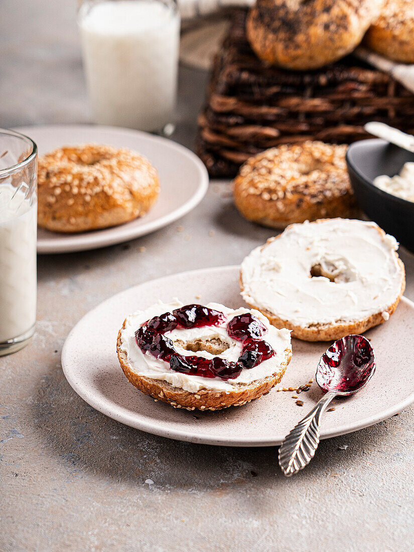 Bagel mit Frischkäse und Marmelade