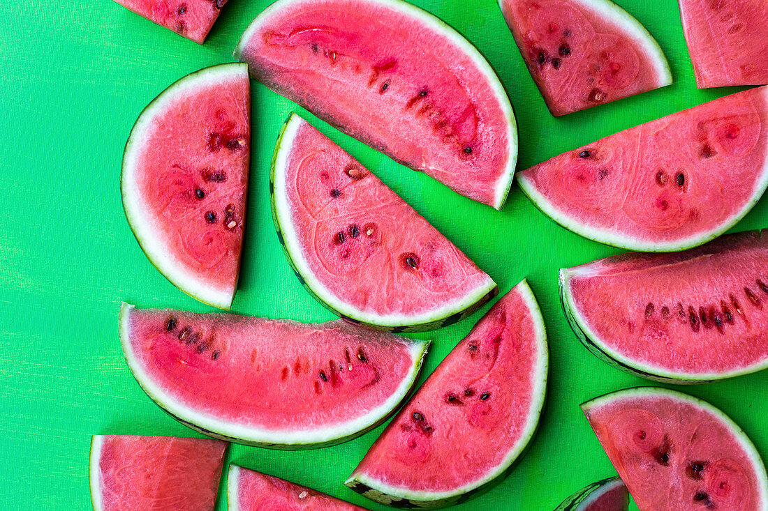 Wassermelonenscheiben auf grünem Untergrund
