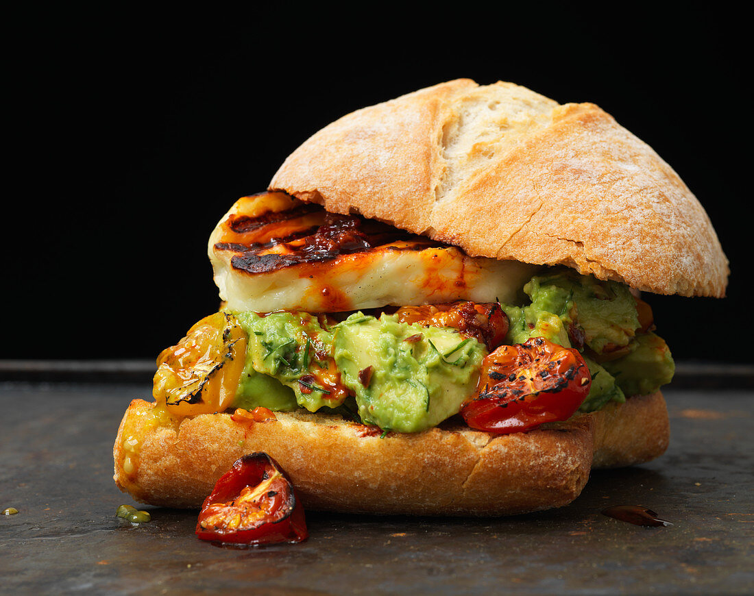 Ciabatta-Sandwich mit Avocado und Halloumi
