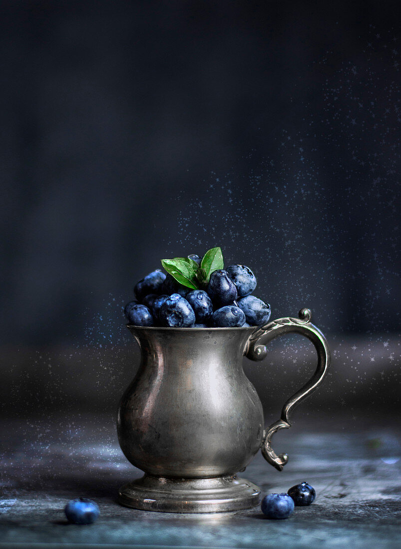 Blaubeeren in Vintage Silberkännchen