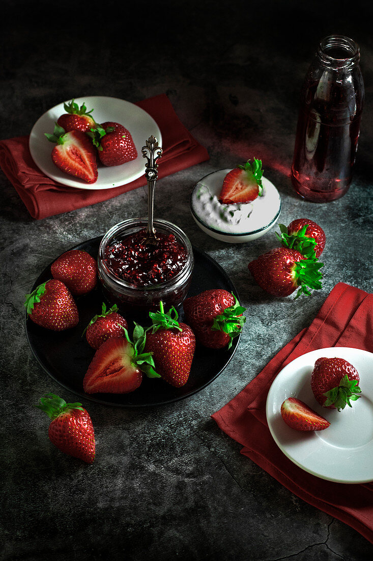 Erdbeermarmelade und frische Erdbeeren