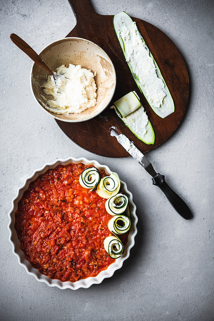 Zucchiniröllchen mit Ricotta, Zitrone und Tomatensauce zubereiten