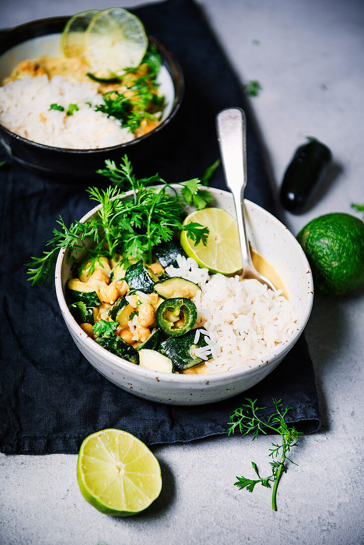 Zucchini-Kichererbsen-Curry mit Cashewkernen