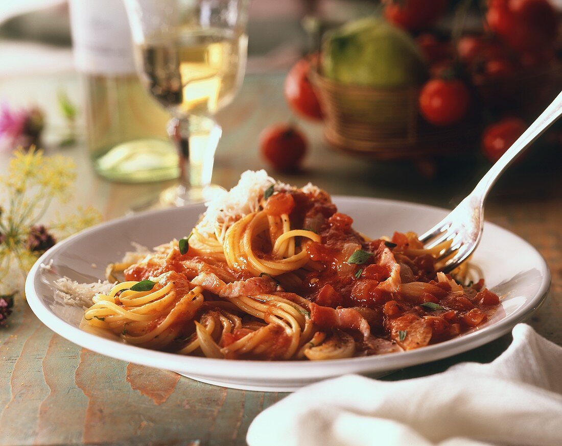 Spaghetti mit Tomatensauce, Speck & geriebenem Käse