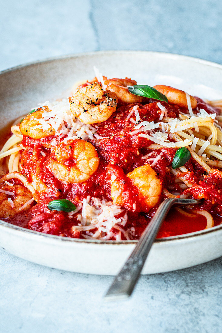 Spaghetti mit Garnelen und Tomatensauce