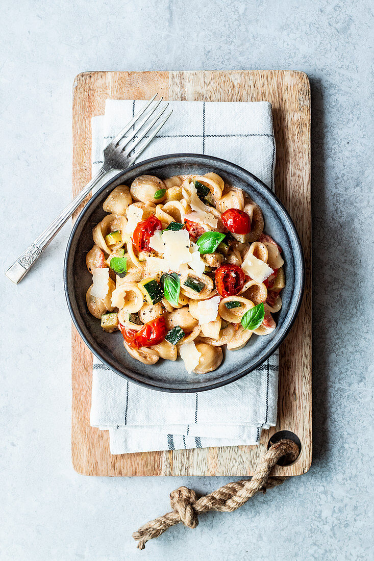 Sommerpasta mit Tomaten und Zucchini