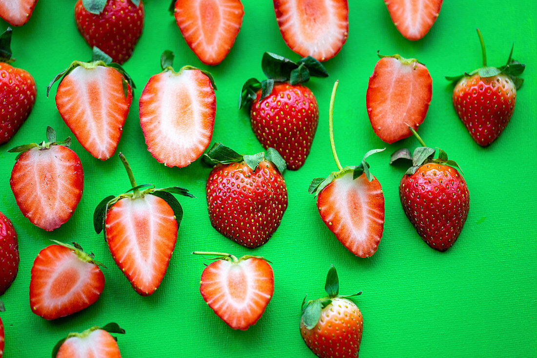 Erdbeeren auf grünem Untergrund