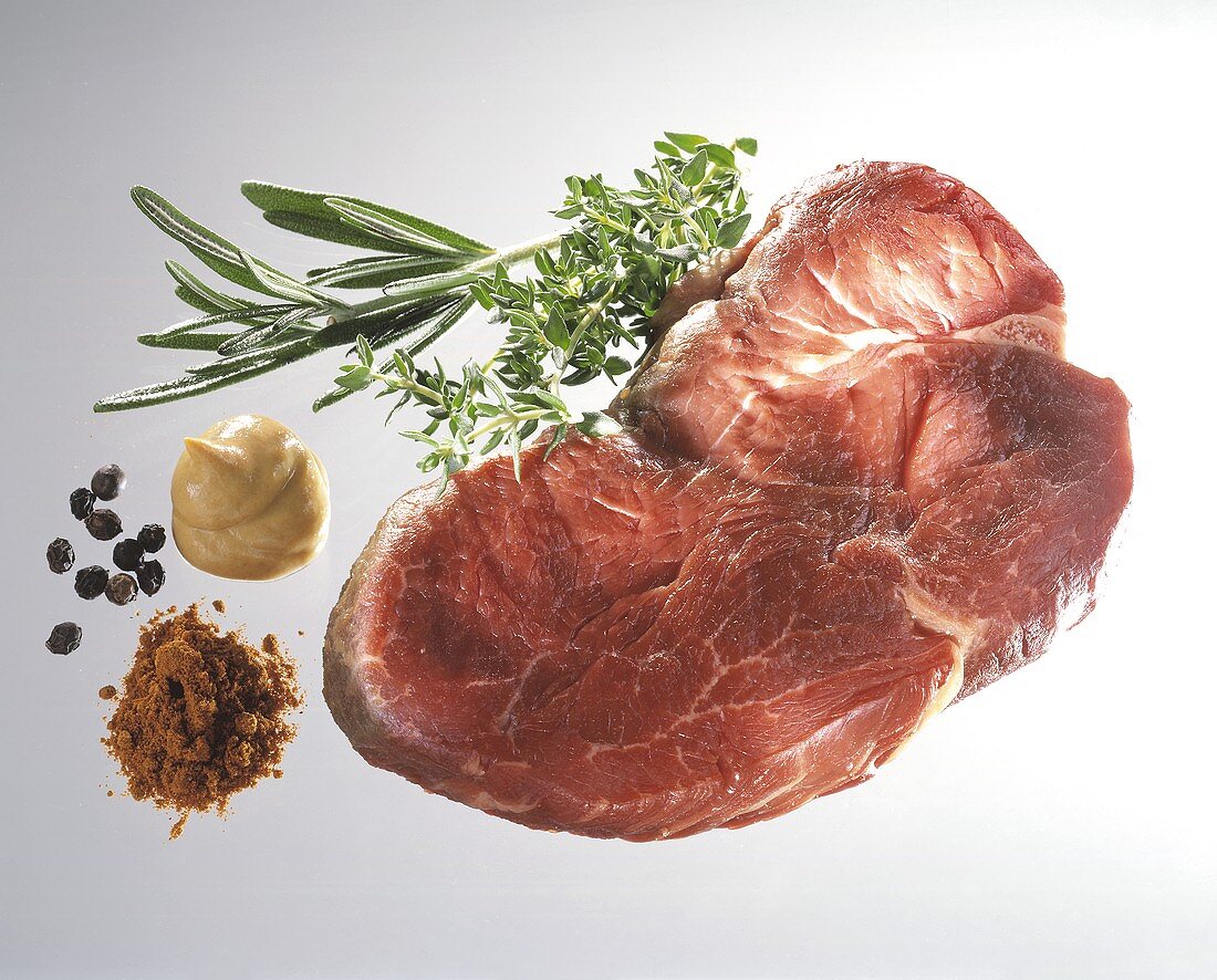 Rohes Steak, Kräuter, Senf, Pfefferkörner, Paprikapulver