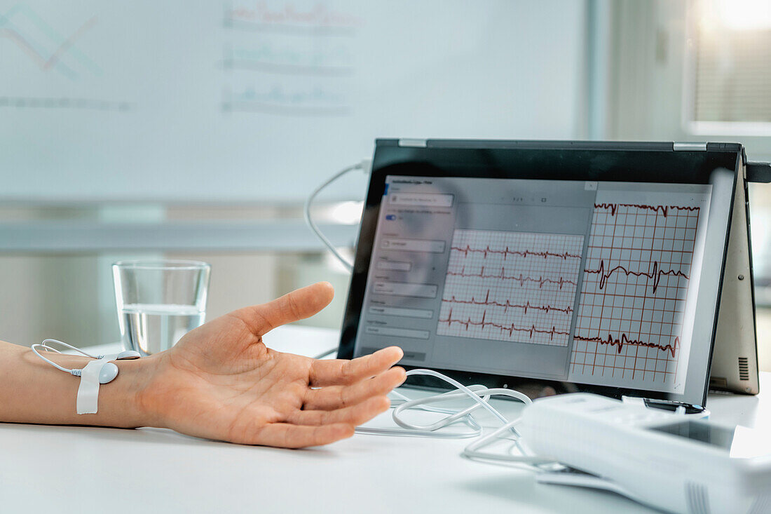 Hand with sensors for heart rate measurement