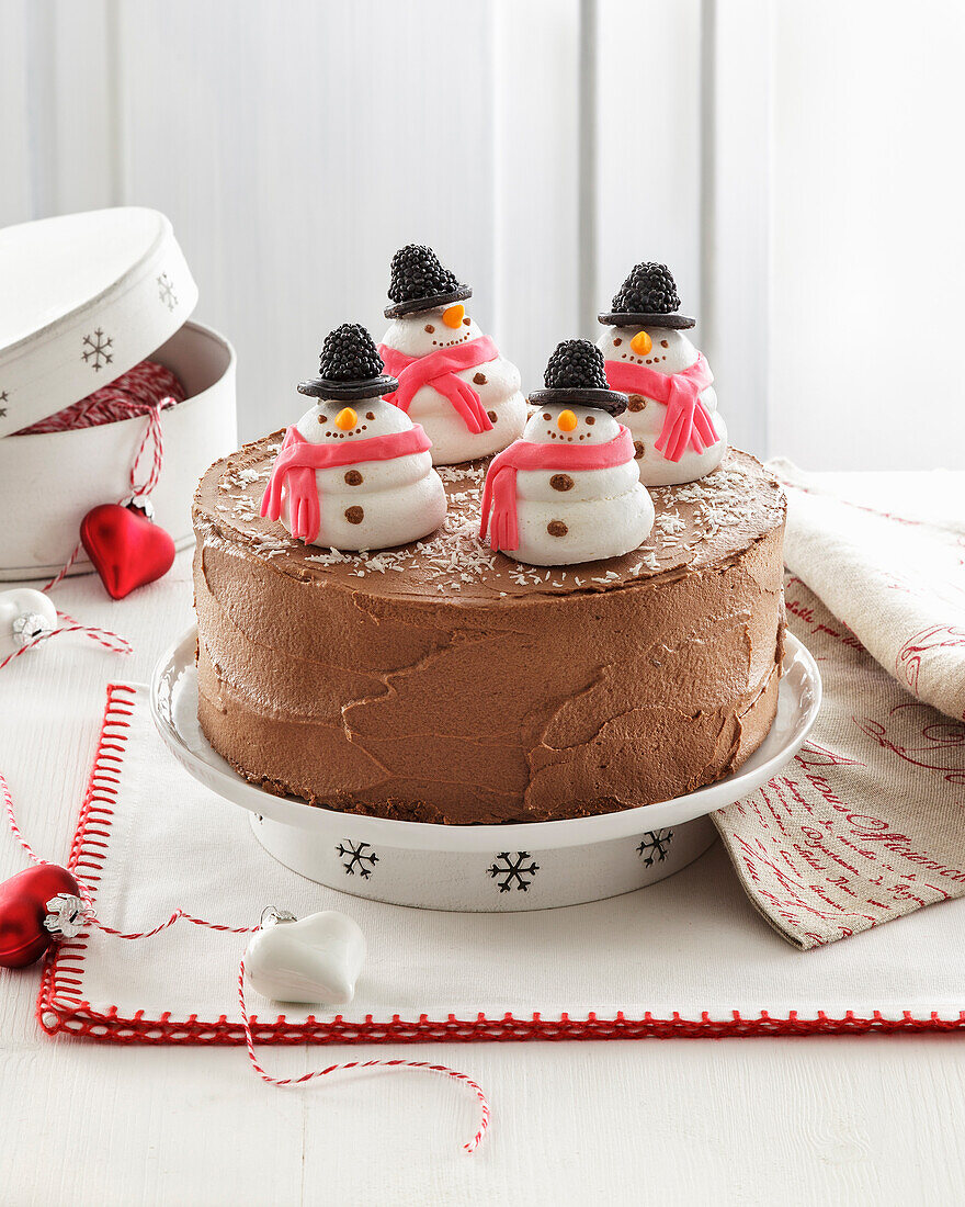 Schokoladentorte verziert mit Schneemännern