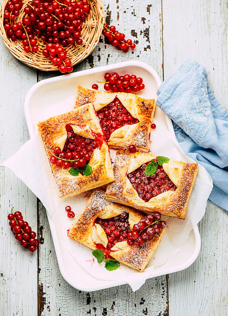 Blätterteigtaschen mit roten Johannisbeeren