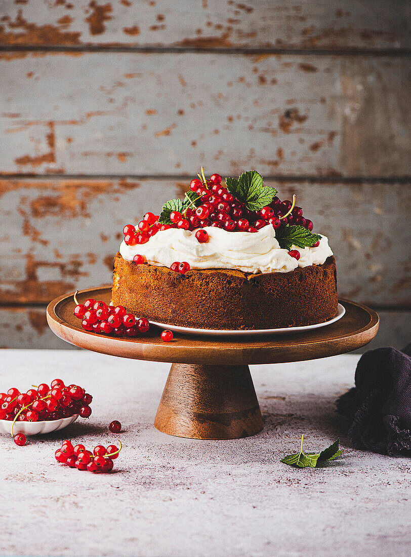 Red currant cake with mascarpone cream