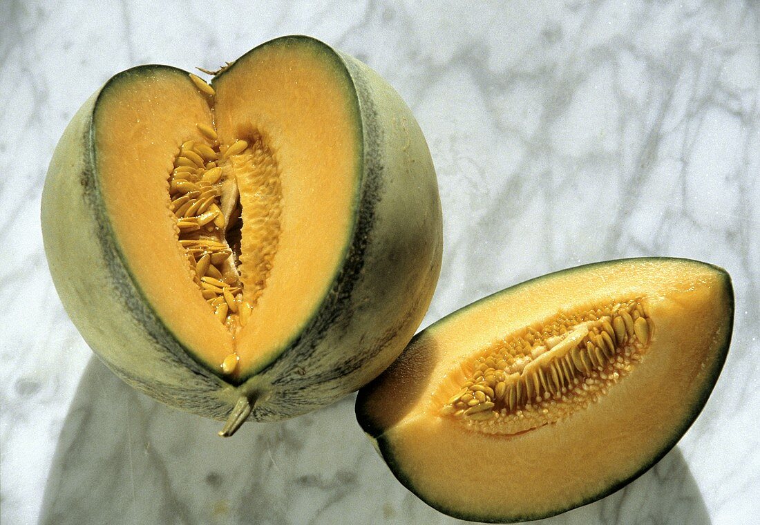 Eine Charentais-Melone, angeschnitten