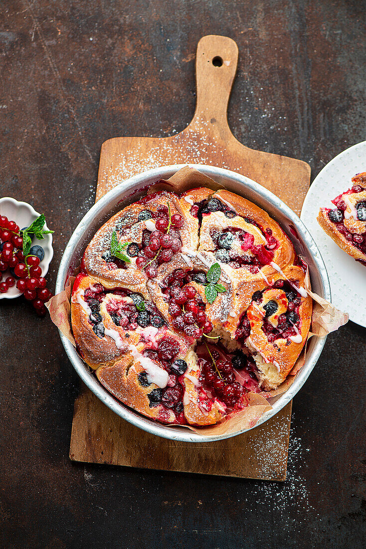 Yeast buns with mixed berries