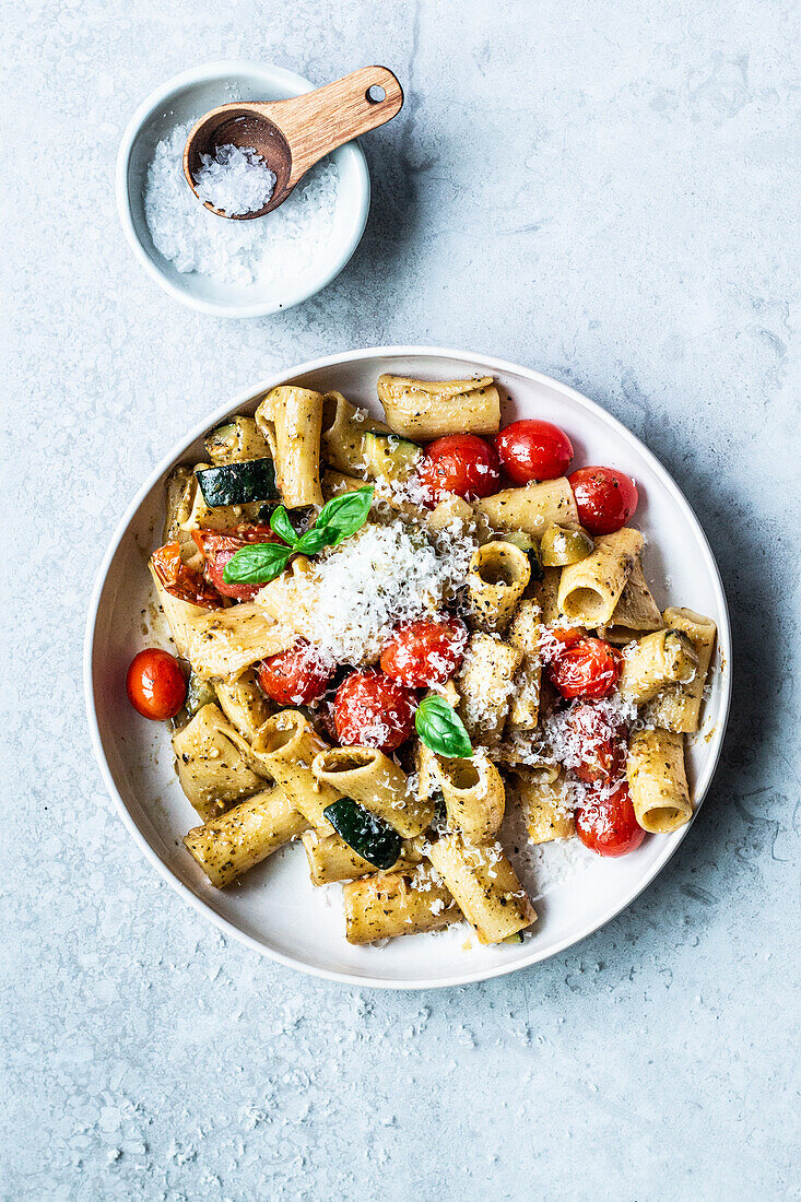 Pasta mit Pesto und Tomaten und Zucchini