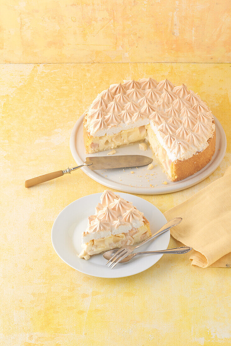 Rhabarber-Pudding-Kuchen mit Baiserhaube